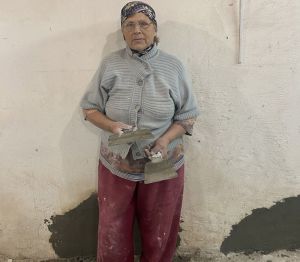 Нікого не боїться, продовжує будувати і творити